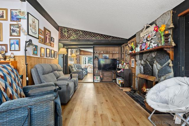 252 Santa Clara Dr, Vista CA: https://media.crmls.org/mediaz/26c8f61f-90a6-419f-b329-195f8aab7112.jpg