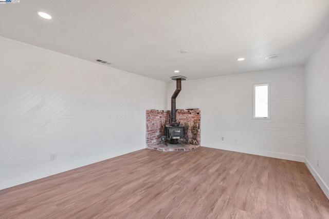 29950 E Highway 26, Linden CA: https://media.crmls.org/mediaz/26c924e4-fd8b-4637-8289-346ff2e84a32.jpg