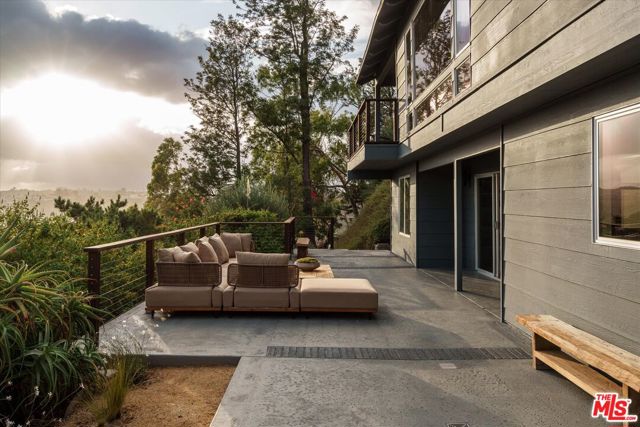 7420 Cervantes Place, Los Angeles CA: https://media.crmls.org/mediaz/26c92a37-84b8-4daa-acee-456343943fd0.jpg