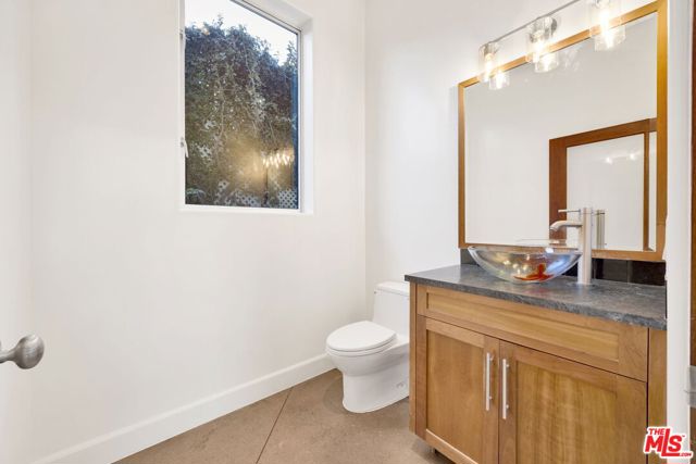 2336 Boone Avenue, Venice CA: https://media.crmls.org/mediaz/26ca46e7-aa6c-4932-bde1-e0541ef319ac.jpg
