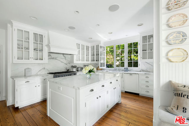 615 Trenton Drive, Beverly Hills CA: https://media.crmls.org/mediaz/26caf0df-9bf2-4ac5-afcf-1fde48cb970d.jpg