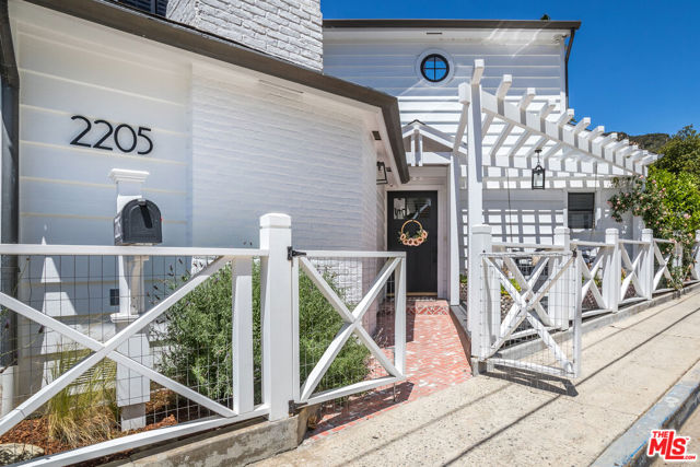 2205 Beverly Glen Place, Los Angeles CA: https://media.crmls.org/mediaz/26cb3904-677b-4c37-8933-38ac4a788114.jpg