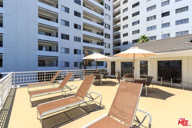 7250 Franklin Avenue, Los Angeles CA: https://media.crmls.org/mediaz/26ccddd6-de29-4d17-9a69-8a101fab30c2.jpg