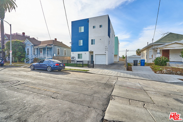 1129 S Harvard Boulevard, Los Angeles CA: https://media.crmls.org/mediaz/26ccf432-dff8-4bb9-ad92-cf12f3d2656f.jpg