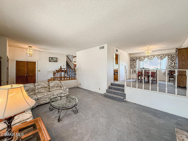 136 Erten Street, Thousand Oaks CA: https://media.crmls.org/mediaz/26cd6882-1a58-4de1-a885-a2336a5c4684.jpg