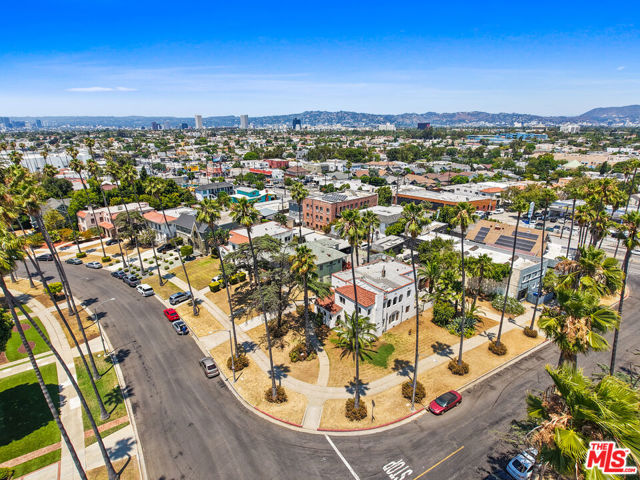 4409 Victoria Park Drive, Los Angeles CA: https://media.crmls.org/mediaz/26cdde3d-ed92-4c81-bd28-14f43d43ec43.jpg