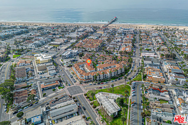 415 Townsquare Lane, Huntington Beach CA: https://media.crmls.org/mediaz/26cea476-3b08-4e98-a781-dd906e7aa63b.jpg