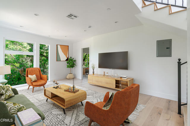 Detail Gallery Image 12 of 21 For 2409 Yorkshire Dr, Los Angeles,  CA 90065 - 3 Beds | 2/1 Baths