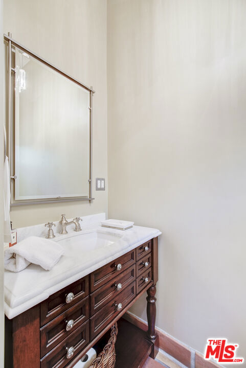 2880 NICHOLS CANYON Road, Los Angeles CA: https://media.crmls.org/mediaz/26cf576e-0bc6-4a6f-b847-6323b0070ddb.jpg