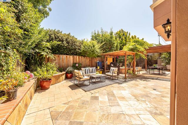 32760 Orick St, Union City CA: https://media.crmls.org/mediaz/26cfd8bb-181a-473a-a610-b2365ed51cea.jpg