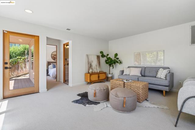 911 Aquarius Way, Oakland CA: https://media.crmls.org/mediaz/26cfdca8-8dcd-4d69-82e4-bab7aa393c70.jpg
