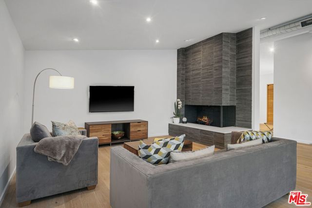 8400 Edwin Drive, Los Angeles CA: https://media.crmls.org/mediaz/26d130f3-2ddc-4a37-ab65-4fcc51b9084f.jpg