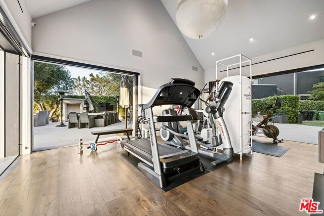 3396 Stone Ridge Lane, Los Angeles CA: https://media.crmls.org/mediaz/26d14d06-120f-4502-9e92-9073b39dd23a.jpg