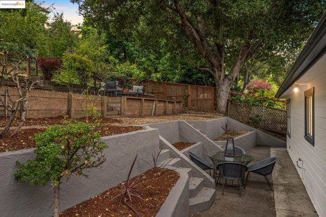 679 Mandana Blvd, Oakland CA: https://media.crmls.org/mediaz/26d1994f-8e4d-4586-ac9b-e95336c29441.jpg