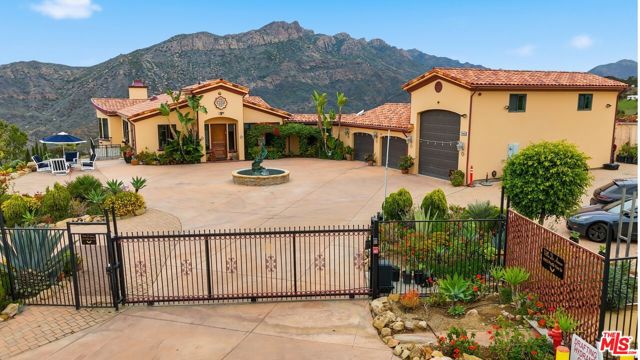 10825 Pacific View Drive, Malibu CA: https://media.crmls.org/mediaz/26d2c8f1-1b3b-4099-99f5-6858a41f4a21.jpg