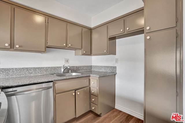 10065 De Soto Avenue, Chatsworth CA: https://media.crmls.org/mediaz/26d3462a-d66c-4114-b3af-ec2927c529d7.jpg