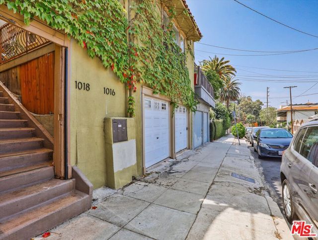 1016 Laguna Avenue, Los Angeles CA: https://media.crmls.org/mediaz/26d34c50-01a5-45bf-b90c-813375746833.jpg