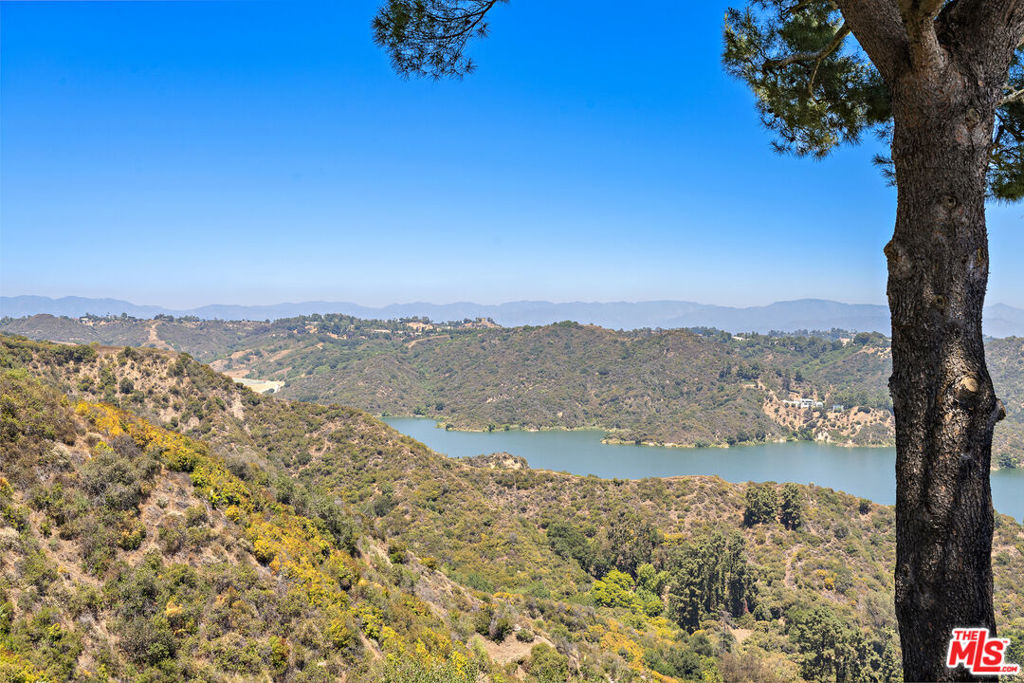 https://media.crmls.org/mediaz/26d39669-fc80-421f-9ae9-17dce70f6564.jpg?preset=X-Large