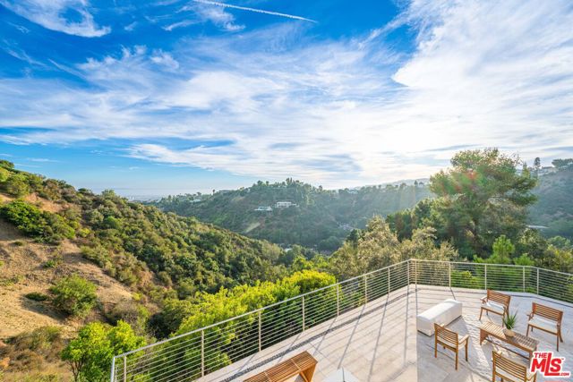 1121 Roberto Lane, Los Angeles CA: https://media.crmls.org/mediaz/26d3d0b5-07b3-4c81-bab4-a6f96050f1ec.jpg