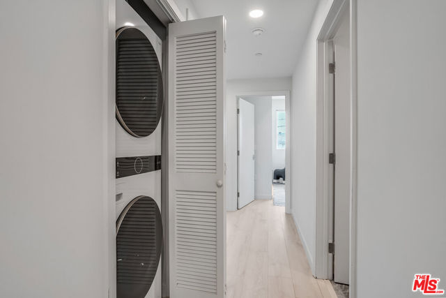 1021 S Shenandoah Street, Los Angeles CA: https://media.crmls.org/mediaz/26d3f066-dbf5-4717-81f6-d6f41041779c.jpg