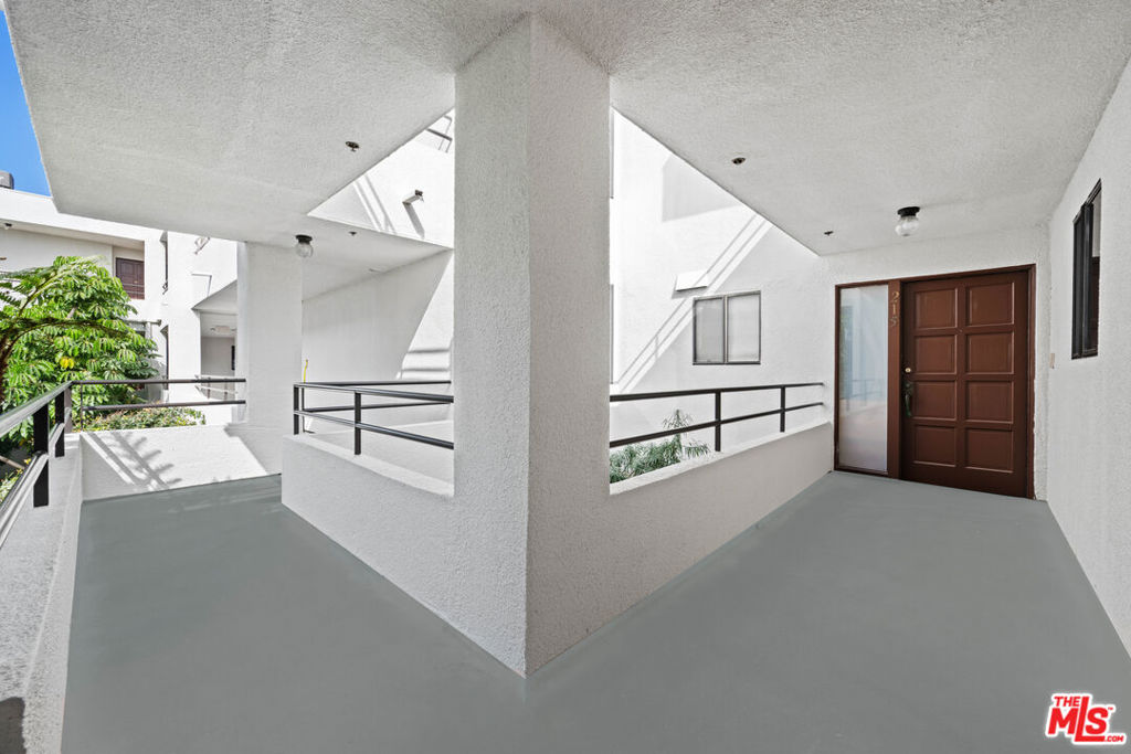 https://media.crmls.org/mediaz/26d524b4-764b-4b0e-ac9d-7d5d10442377.jpg?preset=X-Large