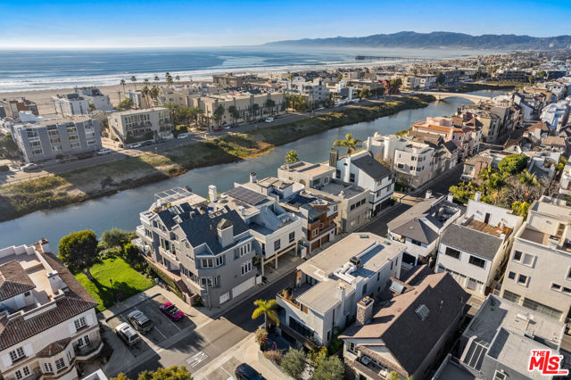 4616 Roma Court, Marina del Rey CA: https://media.crmls.org/mediaz/26d7d431-36c4-433c-8303-723561881db2.jpg