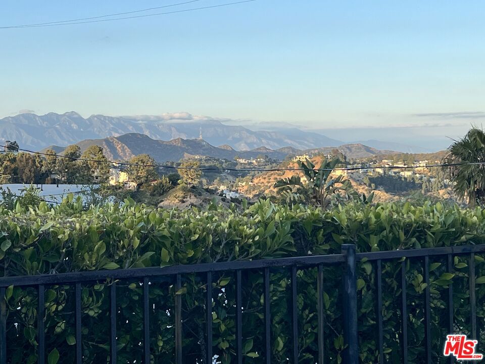 https://media.crmls.org/mediaz/26d7e0cd-30fd-47bb-89e0-a8c796306a7b.jpg?preset=X-Large
