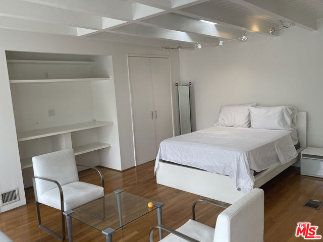 516 N San Vicente Boulevard, West Hollywood CA: https://media.crmls.org/mediaz/26d8bb01-ada9-46ad-a898-b5ed44c4794c.jpg