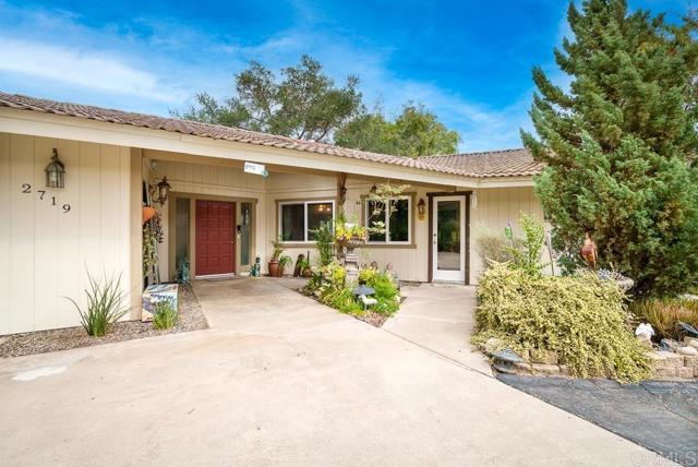 2719 Via Del Robles, Fallbrook CA: https://media.crmls.org/mediaz/26d8d975-48de-4fc5-80bd-16f060ca3b09.jpg