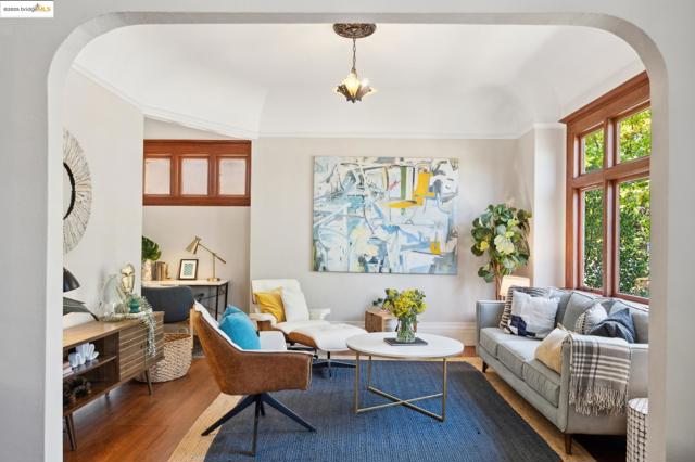 1042 Santa Clara Ave, Alameda CA: https://media.crmls.org/mediaz/26d98d9c-29bf-4e45-91a6-1d135b833d72.jpg