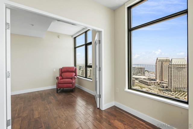 700 W E St, San Diego CA: https://media.crmls.org/mediaz/26d98f11-8175-44b8-8326-d890493a1ae5.jpg