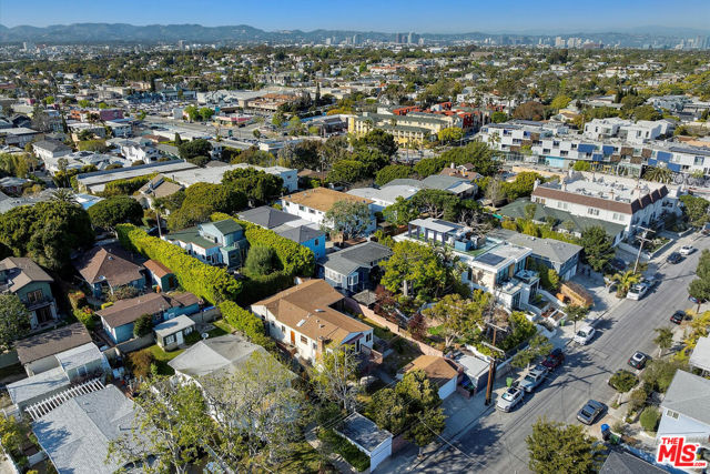 711 Pier Avenue, Santa Monica CA: https://media.crmls.org/mediaz/26da2e00-4ee7-4d21-99a9-20bca874a6ae.jpg