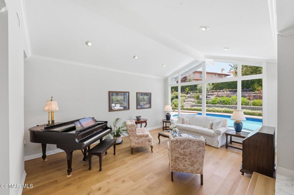 https://media.crmls.org/mediaz/26da373f-ce9d-4ae4-bddd-286515fcdb39.jpg?preset=X-Large