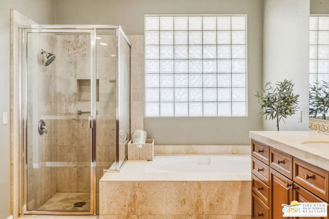 Image 22 of 39 For 2 Brentwood Way