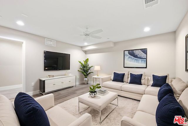 4394 Paxton Place, Calabasas CA: https://media.crmls.org/mediaz/26dbff07-0e82-4320-88c7-ee45d0459850.jpg