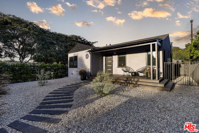 3744 Redwood Avenue, Los Angeles CA: https://media.crmls.org/mediaz/26dc494d-eb07-49b1-8a66-1c284b8326c1.jpg