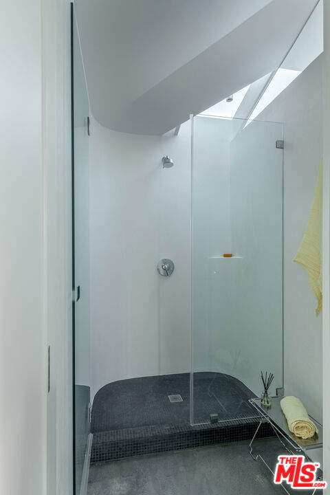 https://media.crmls.org/mediaz/26dc6f6f-4836-47c7-9376-71f0442cbaa4.jpg?preset=X-Large