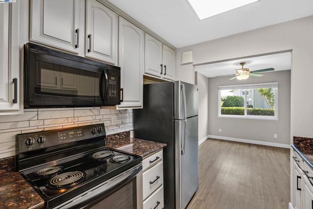 394 Caliente Dr, San Leandro CA: https://media.crmls.org/mediaz/26dcbff3-0513-425a-be15-a1e516e6c093.jpg