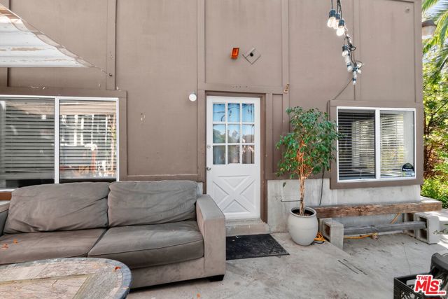 11154 Ventura Boulevard, Studio City CA: https://media.crmls.org/mediaz/26dd77a3-8251-4e76-a4a1-1fa37e463281.jpg