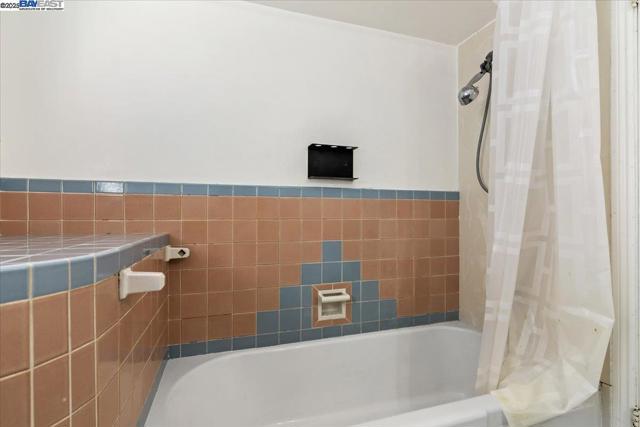 137 Viewmont Ave, Vallejo CA: https://media.crmls.org/mediaz/26dda458-095f-4818-b90b-88ca1e84f7b8.jpg