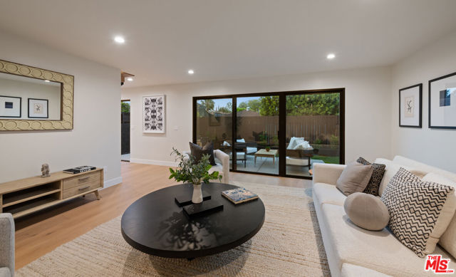 3524 Maplewood Avenue, Los Angeles CA: https://media.crmls.org/mediaz/26de1cae-61e1-45a3-a584-063963853e33.jpg