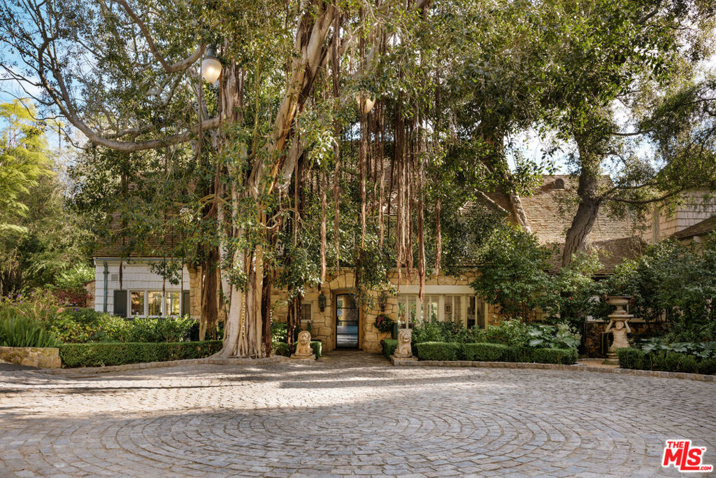 9631 Cedarbrook Drive — architectural residence