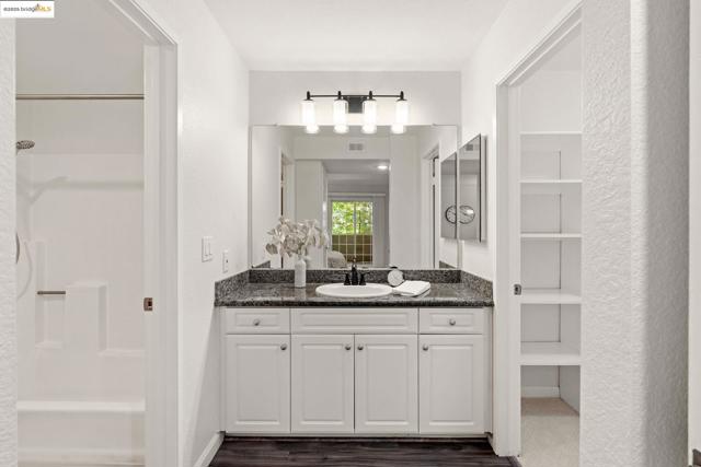 520 Canyon Oaks, Oakland CA: https://media.crmls.org/mediaz/26defed0-4902-4102-a82d-a03af198324a.jpg