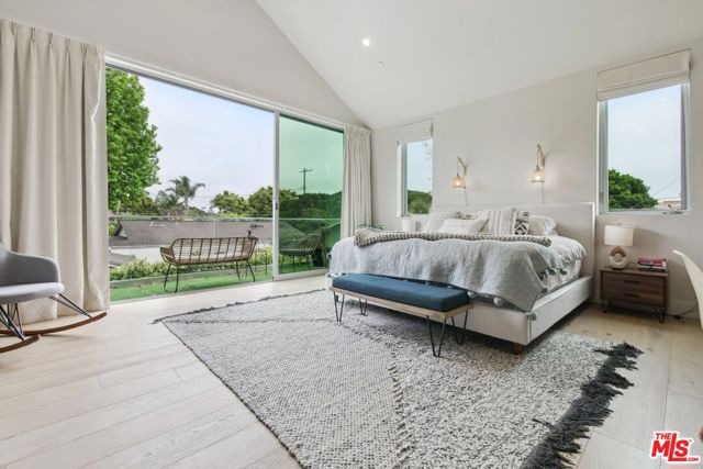 1310 Preston Way, Venice CA: https://media.crmls.org/mediaz/26df55de-710a-4d91-84a6-1e4e5b64866f.jpg