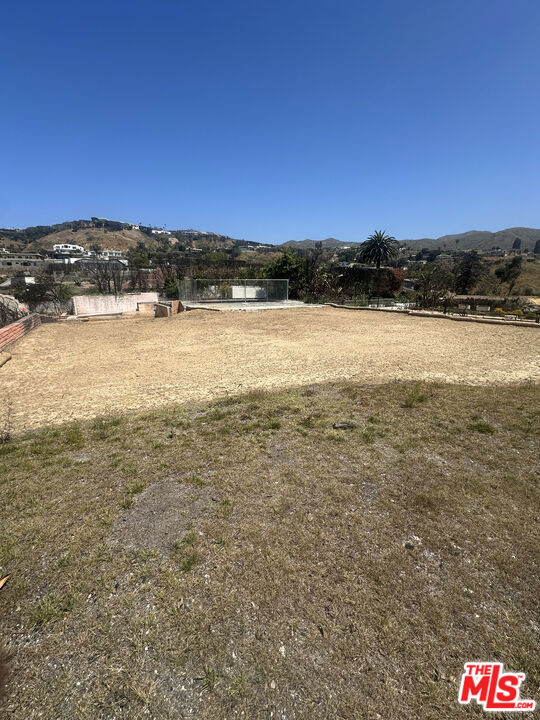 1000 Glenhaven Drive, Pacific Palisades CA: https://media.crmls.org/mediaz/26e1bcd5-2a3a-47e5-a23d-d641fefaf03e.jpg