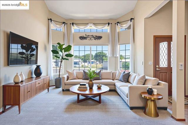 1003 Linda Vista Way, Rio Vista CA: https://media.crmls.org/mediaz/26e303b4-c1dd-45fa-93bb-a4c0641bff26.jpg