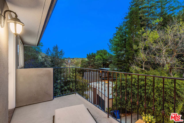 10523 Selkirk Lane, Los Angeles CA: https://media.crmls.org/mediaz/26e46374-aaa3-4800-91c7-feebed1e77bc.jpg