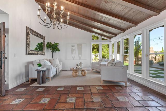 6817 Vianda Ct Court, Carlsbad CA: https://media.crmls.org/mediaz/26e479f3-d1c4-4ae4-8d42-a92870761e8f.jpg
