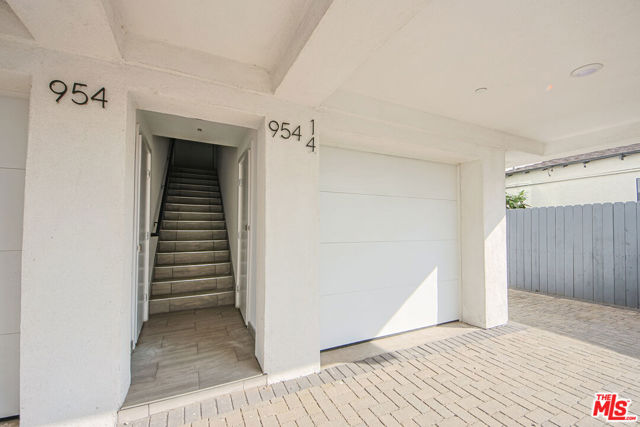 954 N Kingsley Drive, Los Angeles CA: https://media.crmls.org/mediaz/26e5015e-e474-45c3-865a-6261627bfb39.jpg