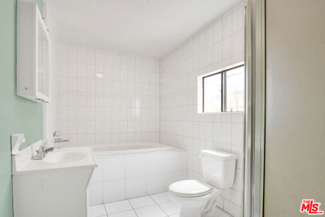 7275 Fountain Avenue, Los Angeles CA: https://media.crmls.org/mediaz/26e51d99-5330-4193-941f-f854766d9cb6.jpg